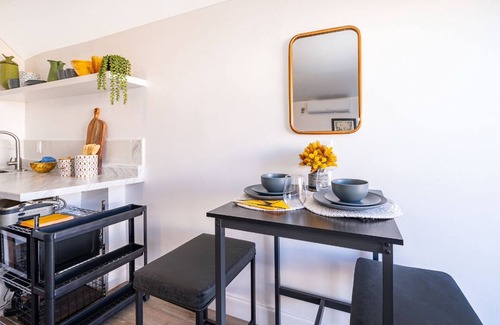 Sky Lake Apartment | Cozy Studio w/WiFi, AC & Private Entry – Easy Access, Near Airport & Shops