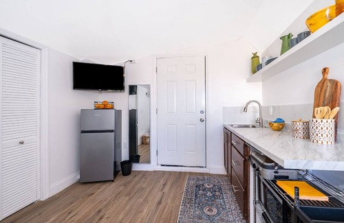 Sky Lake Apartment | Cozy Studio w/WiFi, AC & Private Entry – Easy Access, Near Airport & Shops