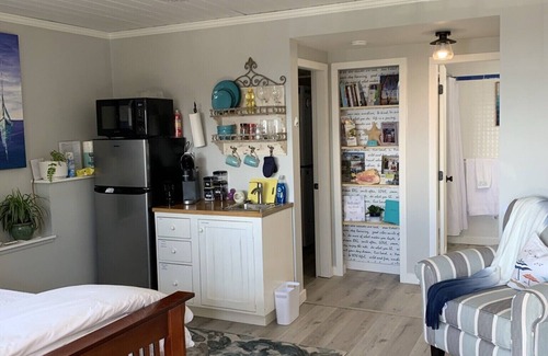 West Sechelt House | Cozy studio with amazing ocean views