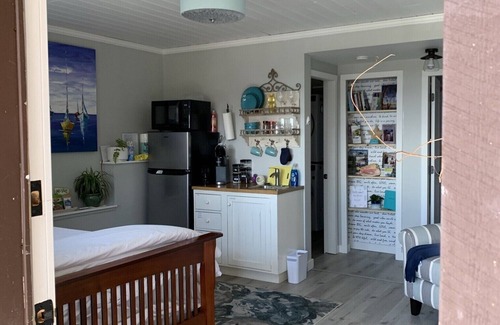 West Sechelt House | Cozy studio with amazing ocean views