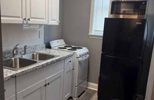 Collingdale Apartment | Cozy studio with. Beautiful King Size Bed, WiFi and AC in fabulous Collingdale