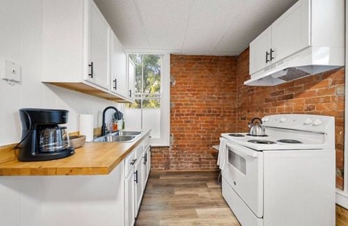 Mount Auburn Apartment | Cozy Studio with Parking | Near UC, Zoo, Downtown