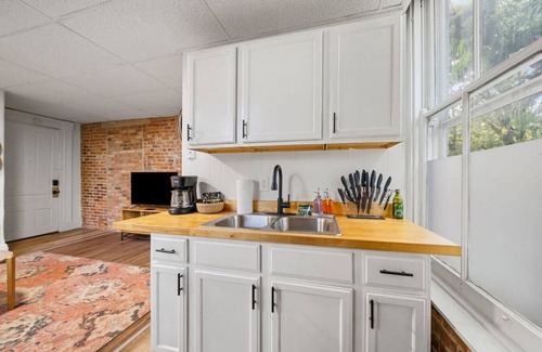 Mount Auburn Apartment | Cozy Studio with Parking | Near UC, Zoo, Downtown