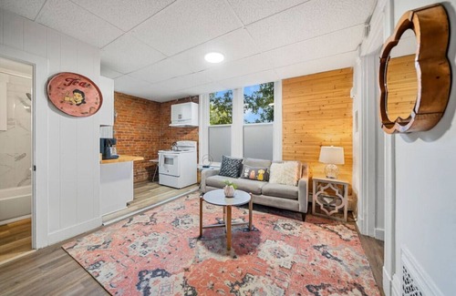 Mount Auburn Apartment | Cozy Studio with Parking | Near UC, Zoo, Downtown