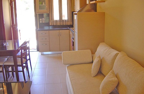 Vigla Apartment | Cozy studio with pool by the sea