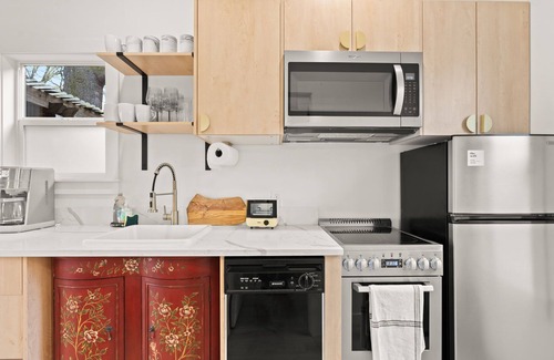 Woodstock Apartment | Cozy studio with WiFi and AC in walkable, safe Woodstock PDX neighborhood