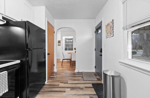Green Bay House | Cozy & Stylish 2BR Front Duplex. 1.3 Miles to Lambeau!