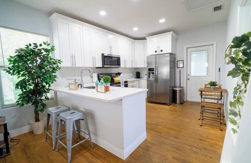 East Tampa House | Cozy Stylish Chic Home Ybor, DT Central Location