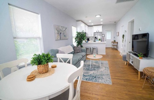 East Tampa House | Cozy Stylish Chic Home Ybor, DT Central Location