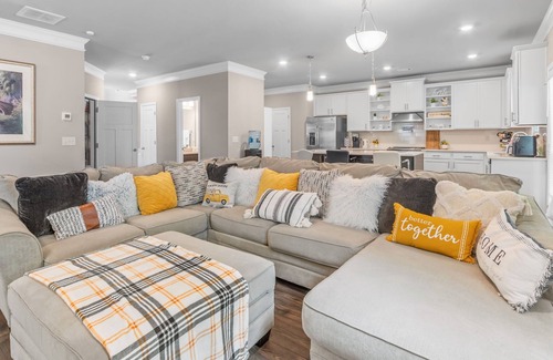 Buford House | Cozy & Stylish Masterpiece Nestled between Lake lanier & Mall of Georgia