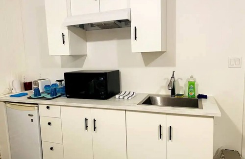Surrey Apartment | Cozy suite in Surrey Bolivar Heightsnn