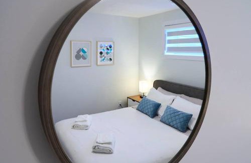 West Edmonton House | Cozy Suite near West Edmonton Mall with Full Kitchen, Office & Sofa Bed