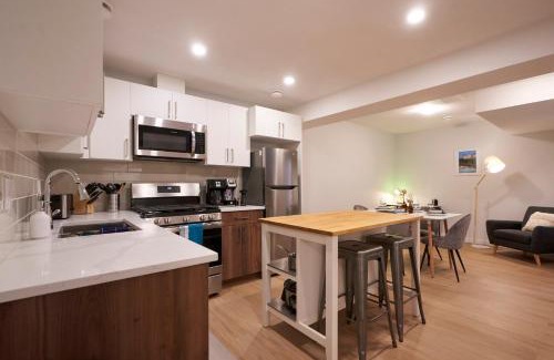 West Edmonton House | Cozy Suite near West Edmonton Mall with Full Kitchen, Office & Sofa Bed