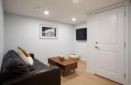 West Edmonton House | Cozy Suite near West Edmonton Mall with Full Kitchen, Office & Sofa Bed