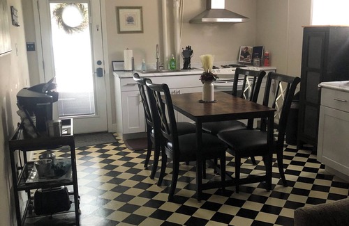 Hickory Apartment | Cozy Suite on Cedars 1300sq ft (ONE LEVEL)