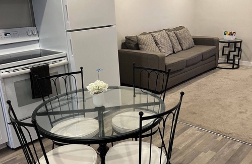 Regina House | Cozy Suite – Private Entrance, Fast Wi‑Fi & Smart TV – Family & Pet‑Friendly