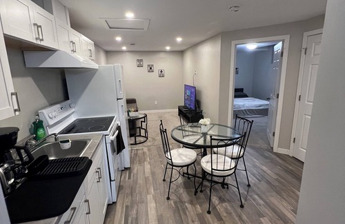 Regina House | Cozy Suite – Private Entrance, Fast Wi‑Fi & Smart TV – Family & Pet‑Friendly