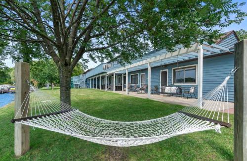 Mayfield Apartment | Cozy Suite w Stunning Lake Views at Fife Lake Lodge