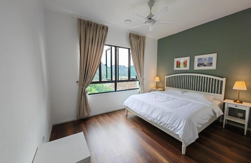Ulu Kinta Apartment | Cozy Suite with 270 Degree Mountain and Theme Park Views