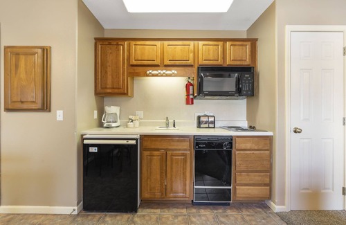 Branson West Condo | Cozy Suite with Kitchenette at Relaxing StoneBridge Village