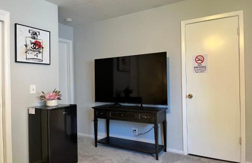 Parkway-South Sacramento House | Cozy Suite with Private Patio Close to Downtown and UC Davis Medical Center