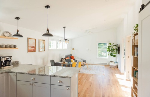 Yarmouth Apartment | Cozy sunny guest house minutes to Freeport and Portland