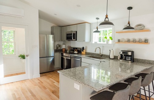 Yarmouth Apartment | Cozy sunny guest house minutes to Freeport and Portland