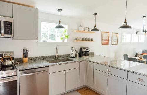 Yarmouth Apartment | Cozy sunny guest house minutes to Freeport and Portland