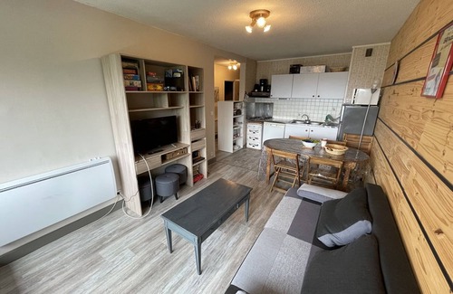 Laveissiere Apartment | Cozy T2 Cabin with Balcony, Ski Access, and Pet-Friendly