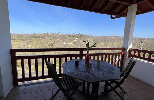 Cambo-les-Bains Apartment | Cozy T2 Near Center and Thermal Baths with Terrace, Parking, and Wi-Fi