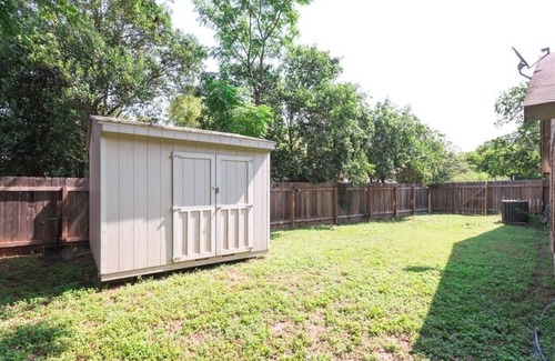 North Shoal Creek House | Cozy Tech Home! Central location just off Burnet