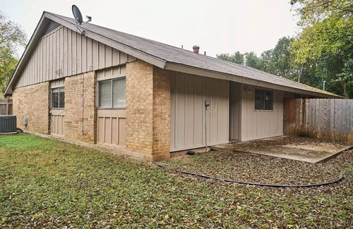 North Shoal Creek House | Cozy Tech Home! Central location just off Burnet