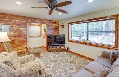 Smith County Cabin | Cozy Texas Retreat w/ Patio, Fire Pit & Grill!