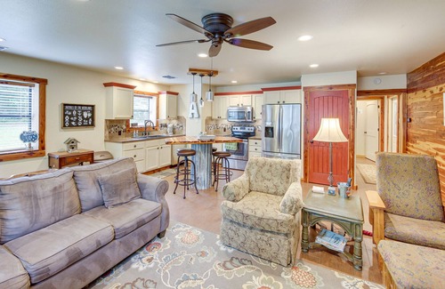 Smith County Cabin | Cozy Texas Retreat w/ Patio, Fire Pit & Grill!