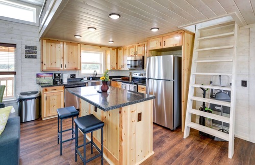 Paige Cabin | Cozy Texas Retreat w/ Covered Deck & Private Pond!