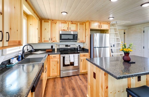 Paige Cabin | Cozy Texas Retreat w/ Covered Deck & Private Pond!