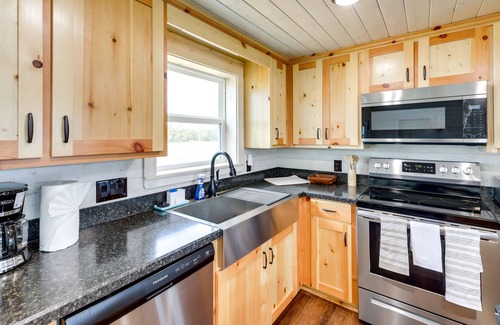Paige Cabin | Cozy Texas Retreat w/ Covered Deck & Private Pond!