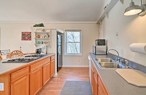 Stecoah Cabin | Cozy ‘The Woodshop’ Cabin w/Deck & Forest Views!