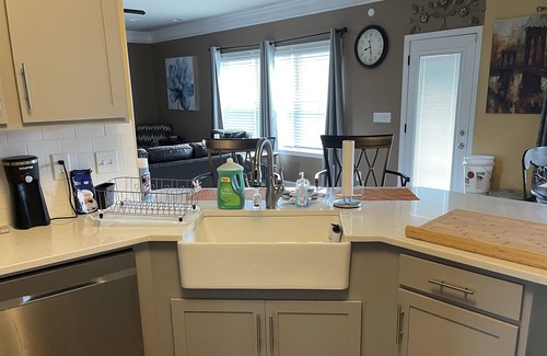 Harvest House | Cozy Theatre & Enclosed Backyard! Outdoor pets welcome!!