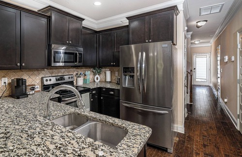 Normal House | Cozy three bedroom 7 minutes from MidCity/Orion Amphitheatre
