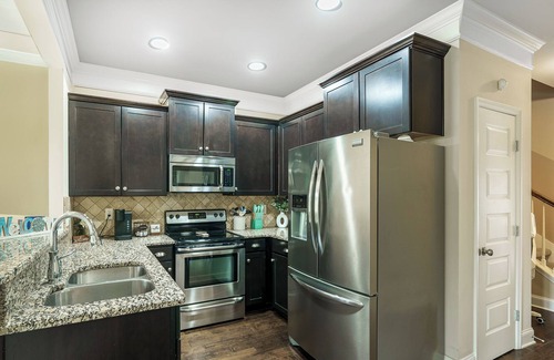 Normal House | Cozy three bedroom 7 minutes from MidCity/Orion Amphitheatre