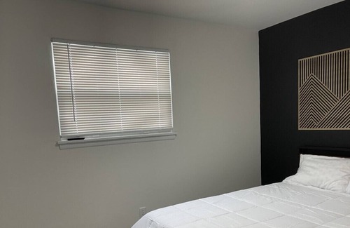Pontiac House | Cozy Three Bedroom Ranch near Great lakes crossing mall
