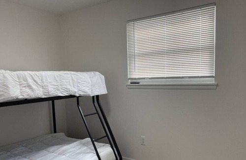 Pontiac House | Cozy Three Bedroom Ranch near Great lakes crossing mall