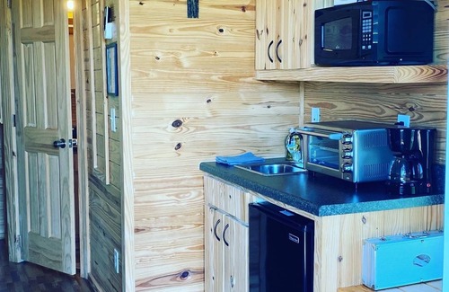 Hartwell House | Cozy Tiny Home 1 mile from Lake Hartwell
