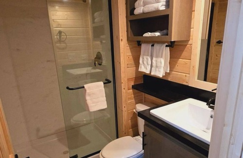 Page Villa | Cozy Tiny Home King Room #18B