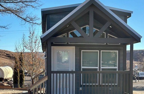 Page Cabin | Cozy Tiny Home King Room #14A