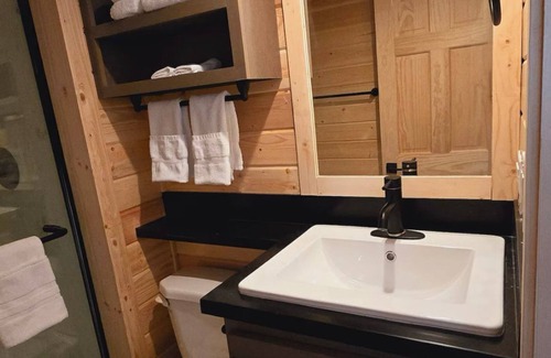 Page Cabin | Cozy Tiny Home King Room #14B