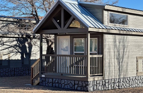 Page Cabin | Cozy Tiny Home King Room #24A