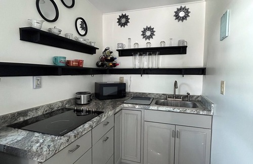 West Colonial Apartment | Cozy tiny house escape in sunny Orlando with WiFi, AC, and all you need to relax