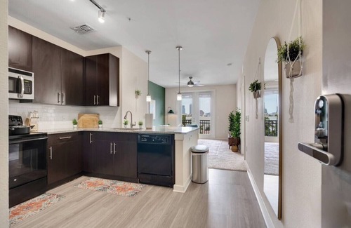 Courier City - Oscawana Apartment | Cozy Top-Floor Retreat | Pool, Gym & FREE Parking